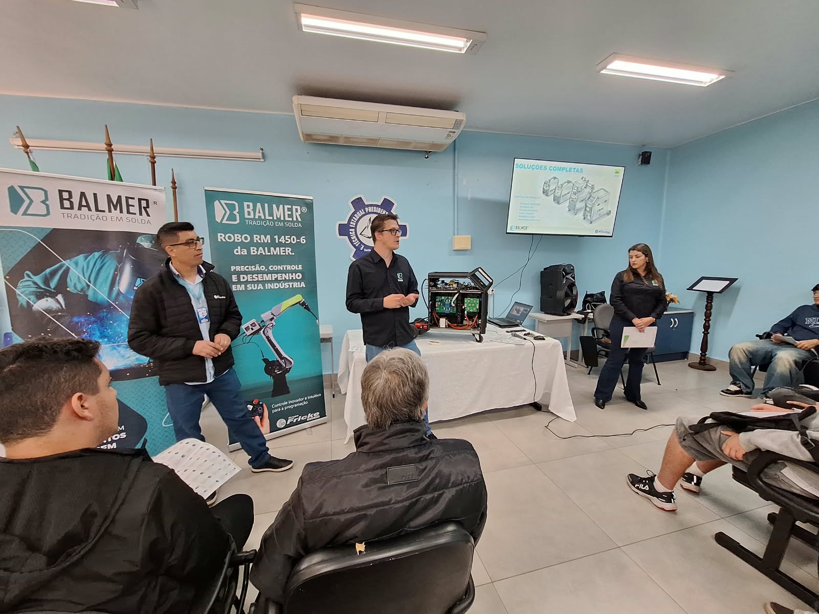 DA IND�STRIA PARA A SALA DE AULA: BALMER LEVA CONHECIMENTO A ESCOLA EM SANTO �NGELO/RS